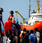 کشتی مملو از مهاجران منتظر مجوز لنگر انداختن است 